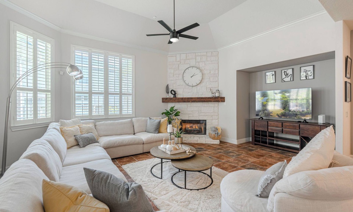 Spring House | AMPLE 4BR Family Retreat w Big Yard + Summer Kitchen
