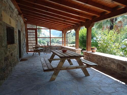 San Roque de Riomiera House | Amplia y cómoda casa de piedra con porche y jardín
