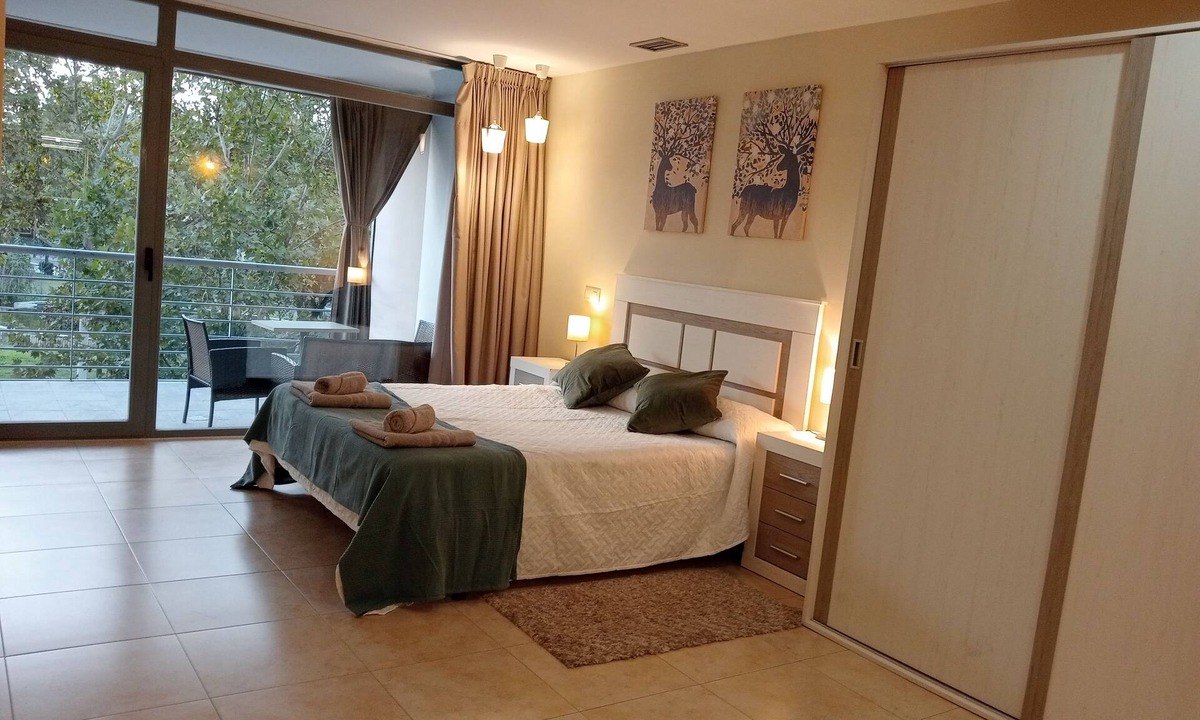 Talavera de la Reina Condo | Amplio Alojamiento, Céntrico y Tranquilo, Aire Ac., Wifi, Ascensor, 4 PAX