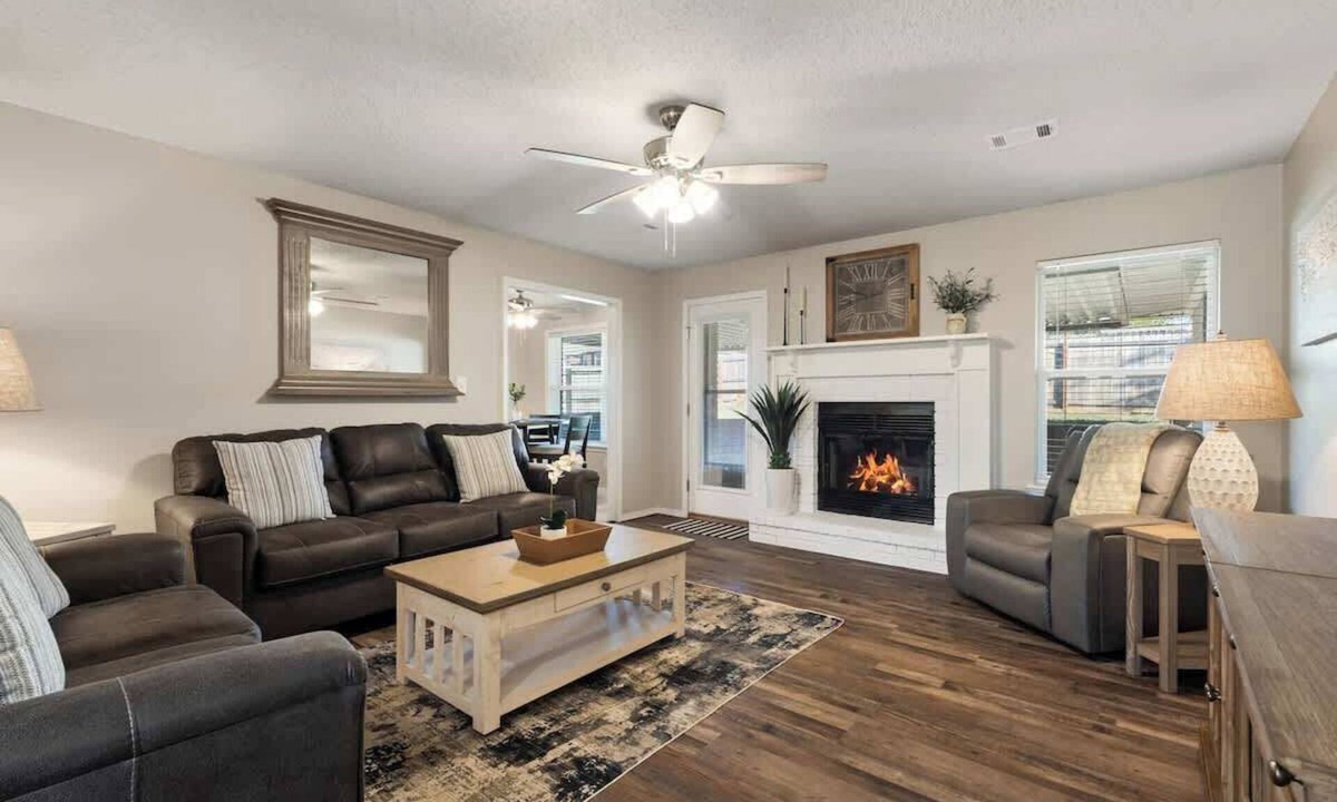 Van Buren House | Amy Ln-Newly Remodeled Home w/Outdoor Dining Area