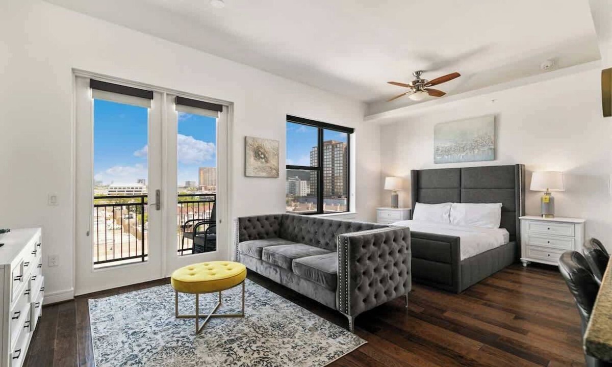 Uptown Apartment | Amyfinehouse |Cozy Studio|Pool+Patio+Wifi+Parking