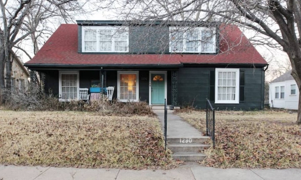 Denton House | An artist’s home near downtown square & colleges