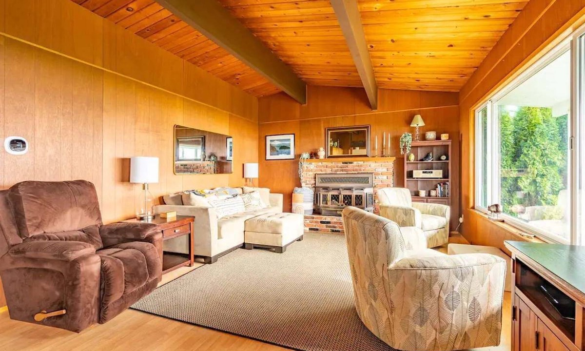 Kingston House | An Exciting Salish Escape w/Waterfront View