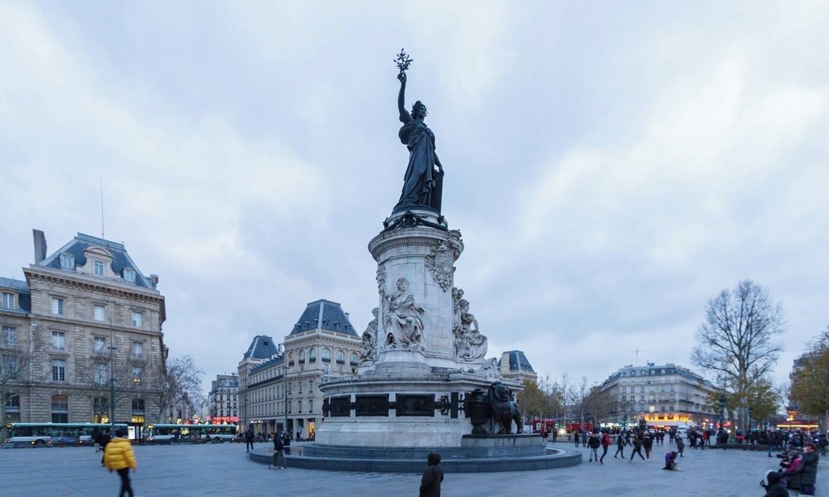 Quartier de la Porte-Saint-Denis Apartment | AN IDEAL BLEND OF COMFORT, PARISIAN CHARM-JUST STEPS FROM PLACE DE LA RÉPUBLIQUE