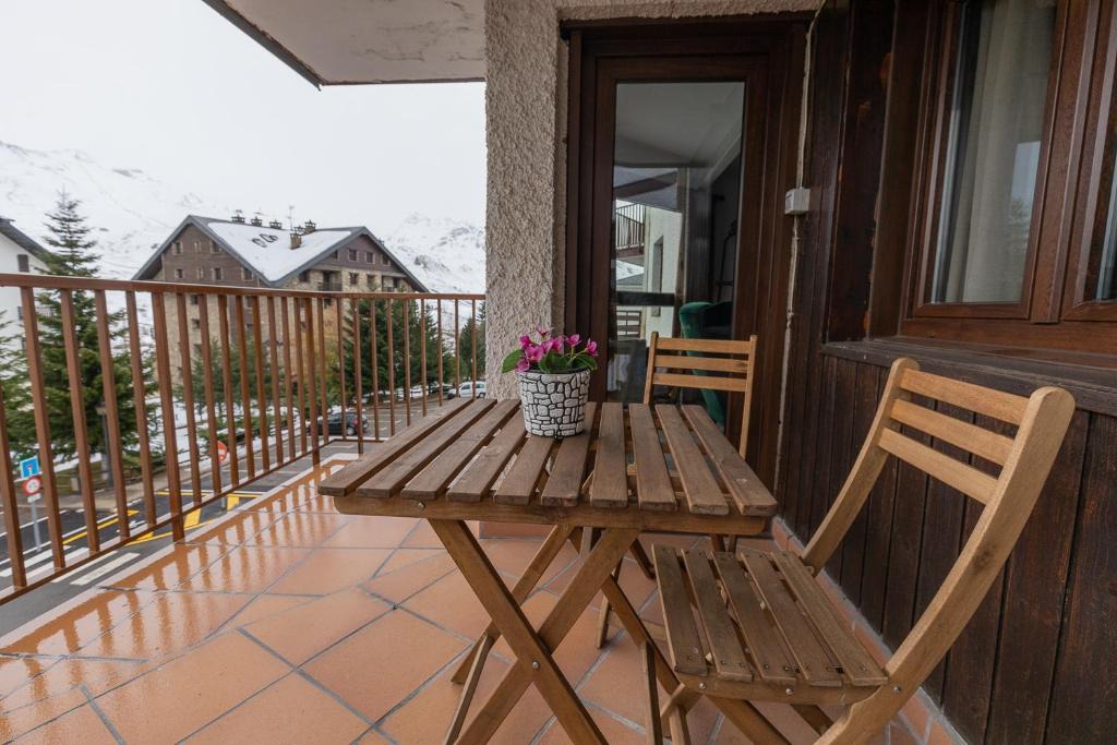 Formigal Apartment | Anayet - Plaza del Reloj en FORMIGAL - by PIRINEOS 360