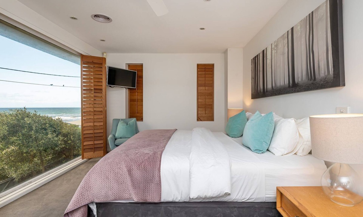 Frankston House | Anchor Beachfront | Pet Friendly on the Beach