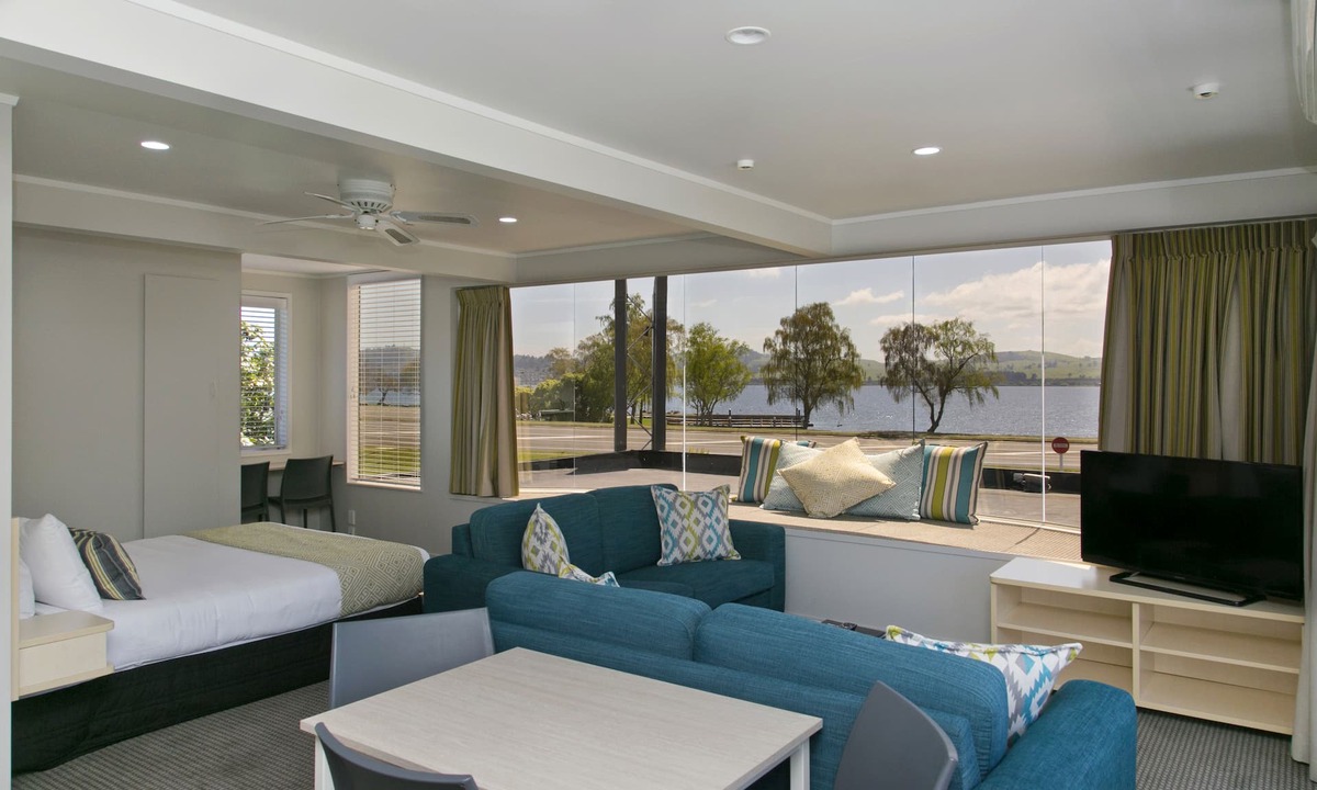 Two Mile Bay Hotel | Anchorage Resort Taupo