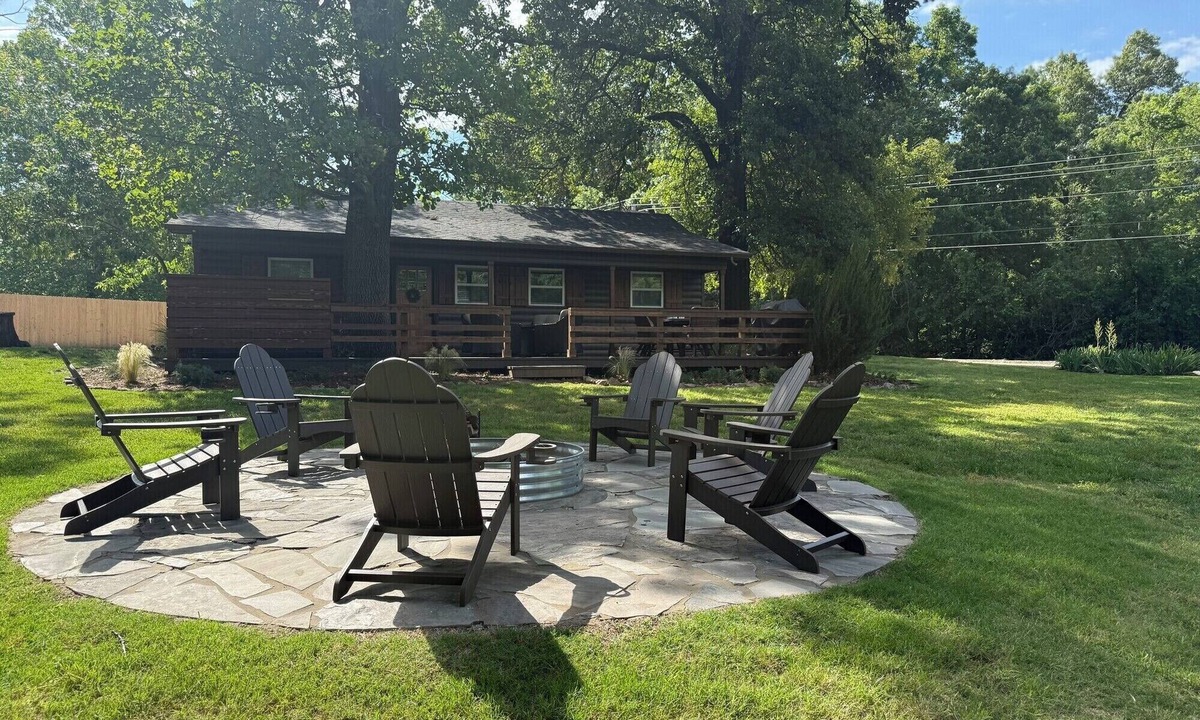Cleora Cabin | Anchors Away Lodge - gorgeous deck & hot tub. Pet friendly