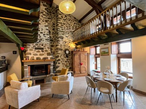Polignac House | Ancien corps de ferme avec vue imprenable - 4 pers. - FR-1-582-545