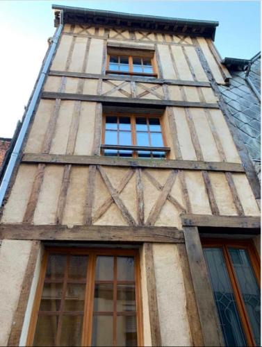 Quillebeuf-sur-Seine Apartment | Ancienne maison de pêcheur atypique