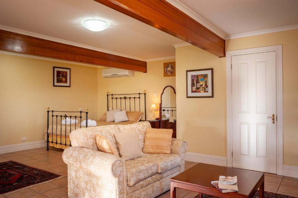 Angaston House | Angaston Saleyards Luxury Accommodation