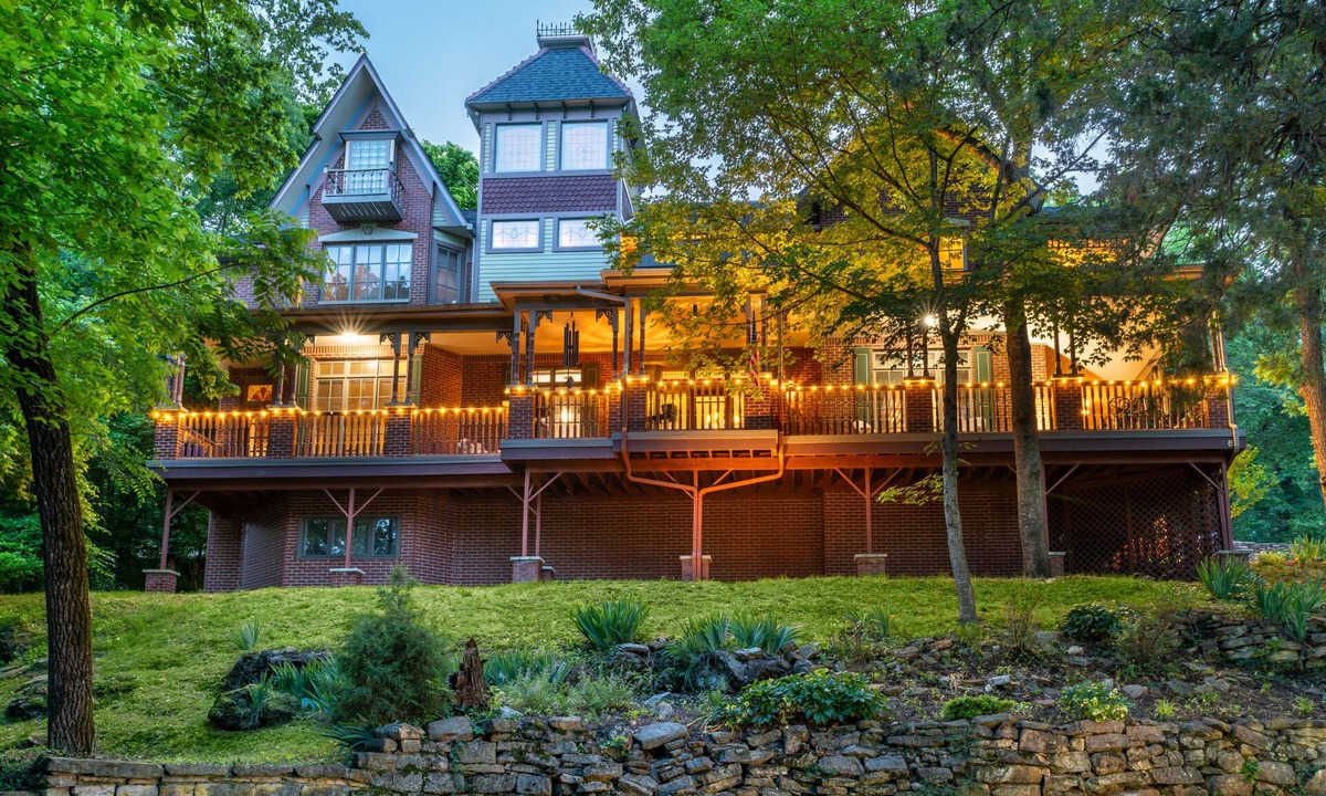 Eureka Springs Historic District Bed & Breakfast | Angel At Rose Hall