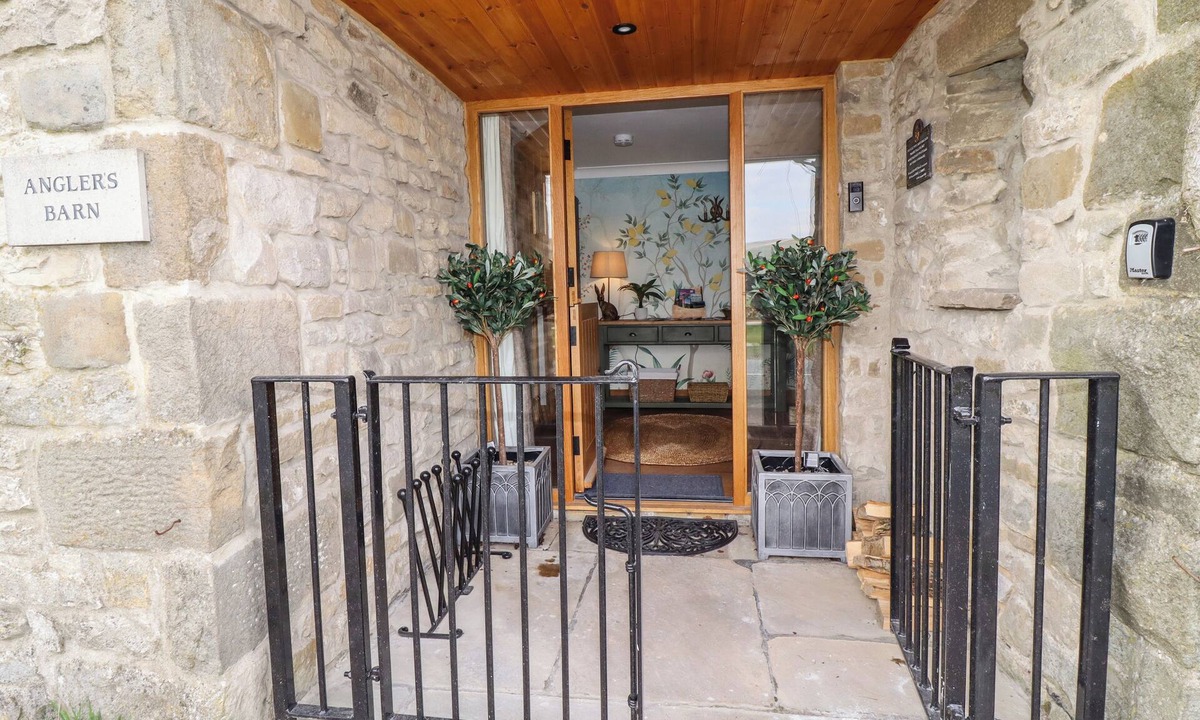 Kilnsey Cottage | ANGLERS BARN, pet friendly, with open fire in Grassington