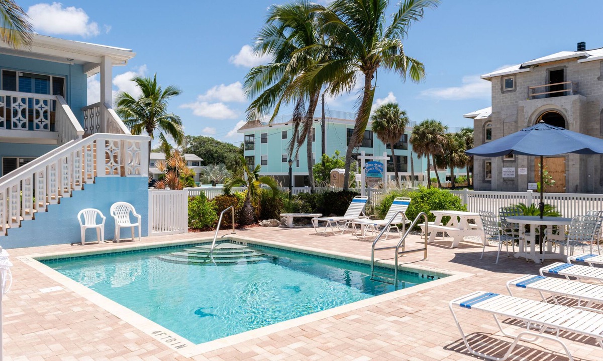 Holmes Beach House | Anna Maria Beach Place 5 Directly Across The Street From The Beach With Pool