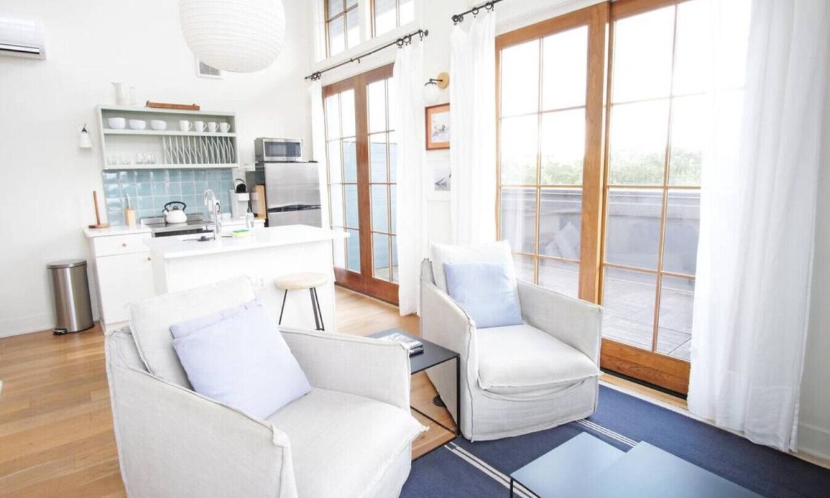 Yamacraw Village Apartment | Annabelle 4D - Top-Floor 2 BR in Historic Downtown Savannah