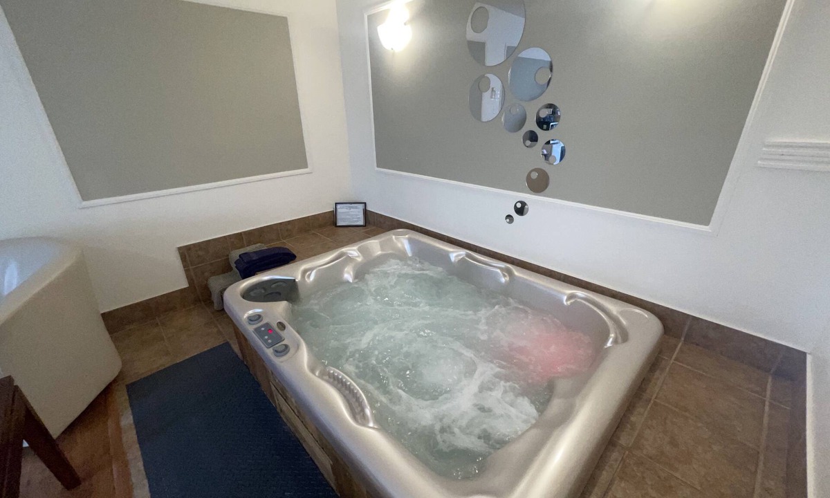 Wolfville Bed & Breakfast | Annapolis Suite HotTub, KingBd, Downtown