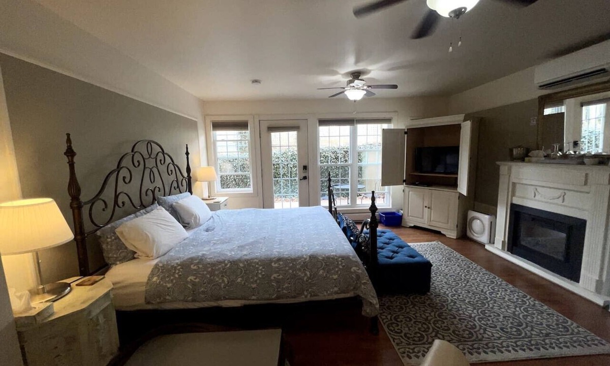 Wolfville Bed & Breakfast | Annapolis Suite - Private HotTub, KingBd, DT