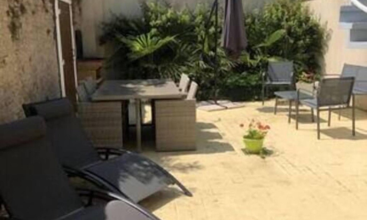 Ver-sur-Mer Apartment | Anselme, Duplex Avec Cour Commune ²proche mer