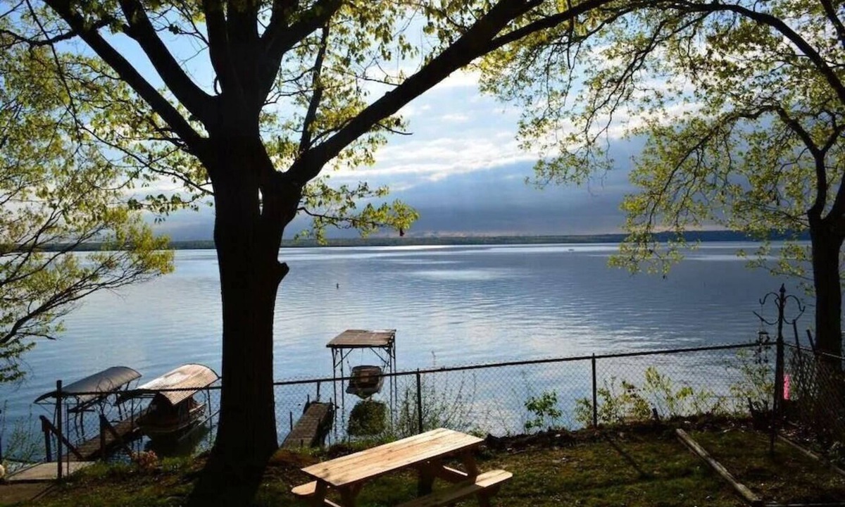Town of Torrey House | Anthony Beach-Seneca-Waterfront-Hot Tub-Wine Trail-Big Deck, Recently Updated-New Dock-Pets OK