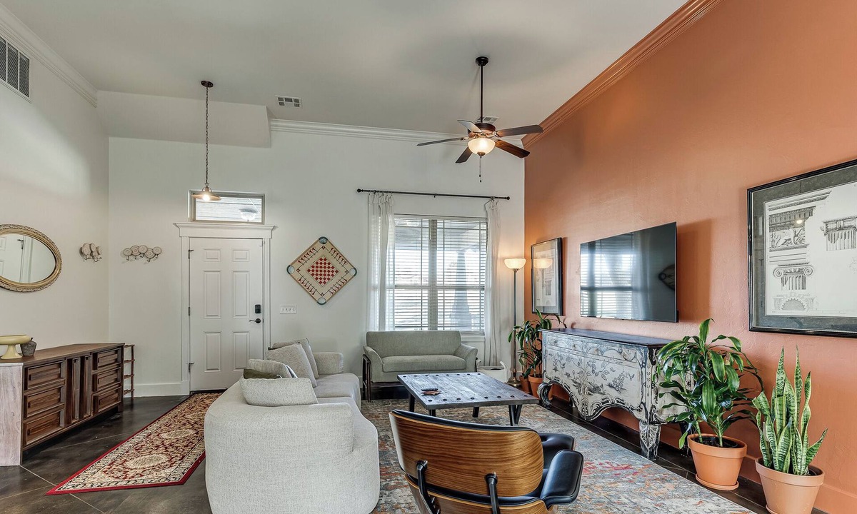Central Oklahoma City House | Antique and Modern Charming 3-bedroom home, 7 mins to Paycom & Convention Center