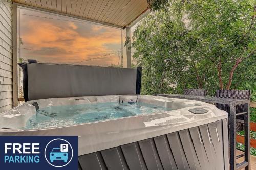 Quartier 5-4 Apartment | Antique CAT - 2 King Bed & Hot Tub - Free Parking