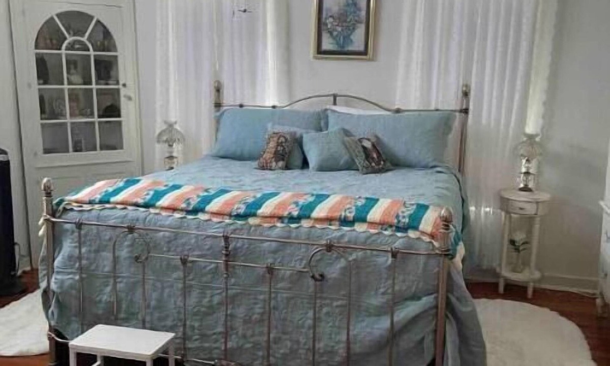 Utopia House | Antique House