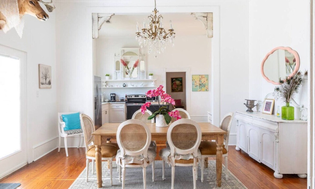 Burton House | Antique-lover`s dream home | 10 min. to Round Top