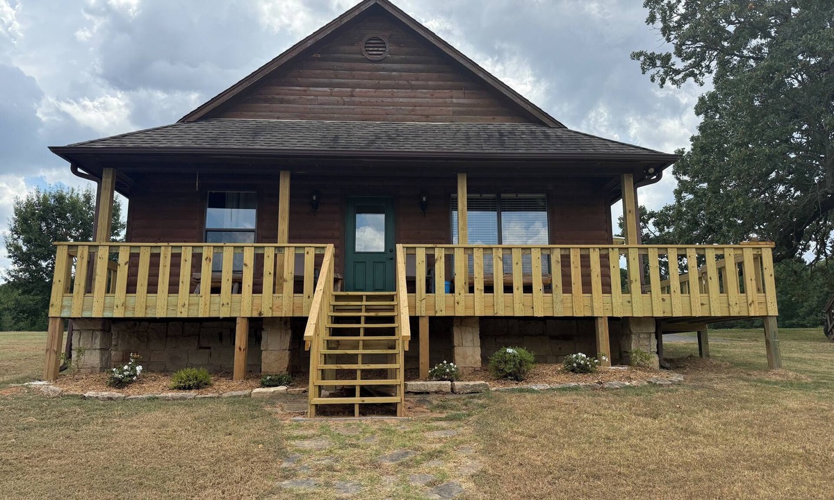 Bates House | Antler Oaks Lakeside Cabin