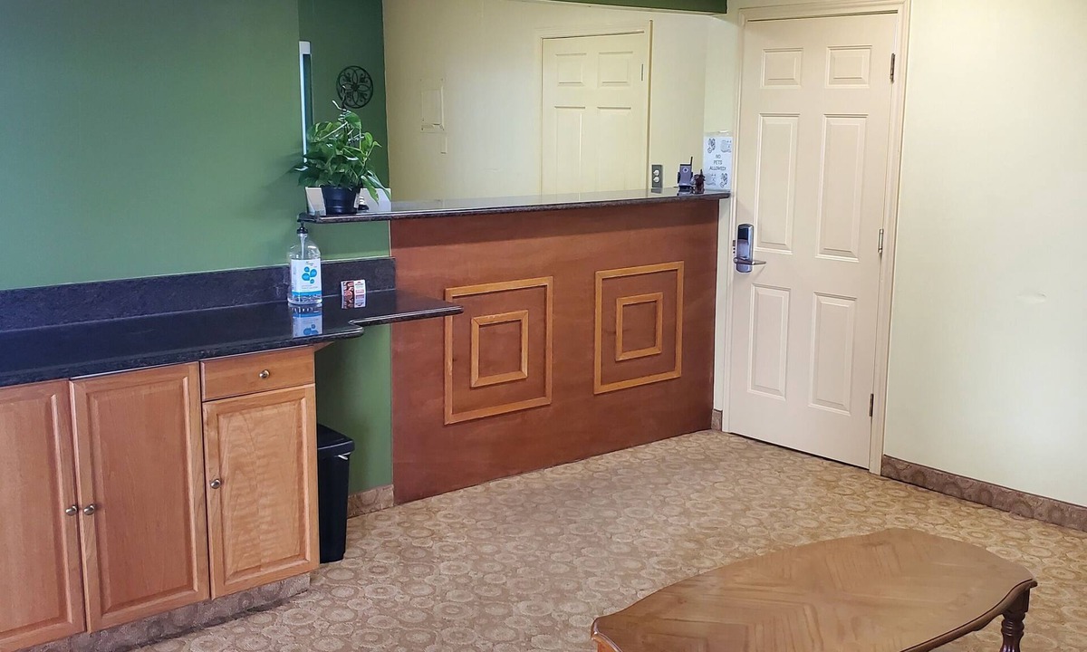 Cuero Hotel | Antler's Inn