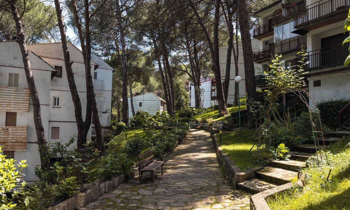 San Martin de Valdeiglesias Apartment | Apartment with amazing views to San Juan Lake