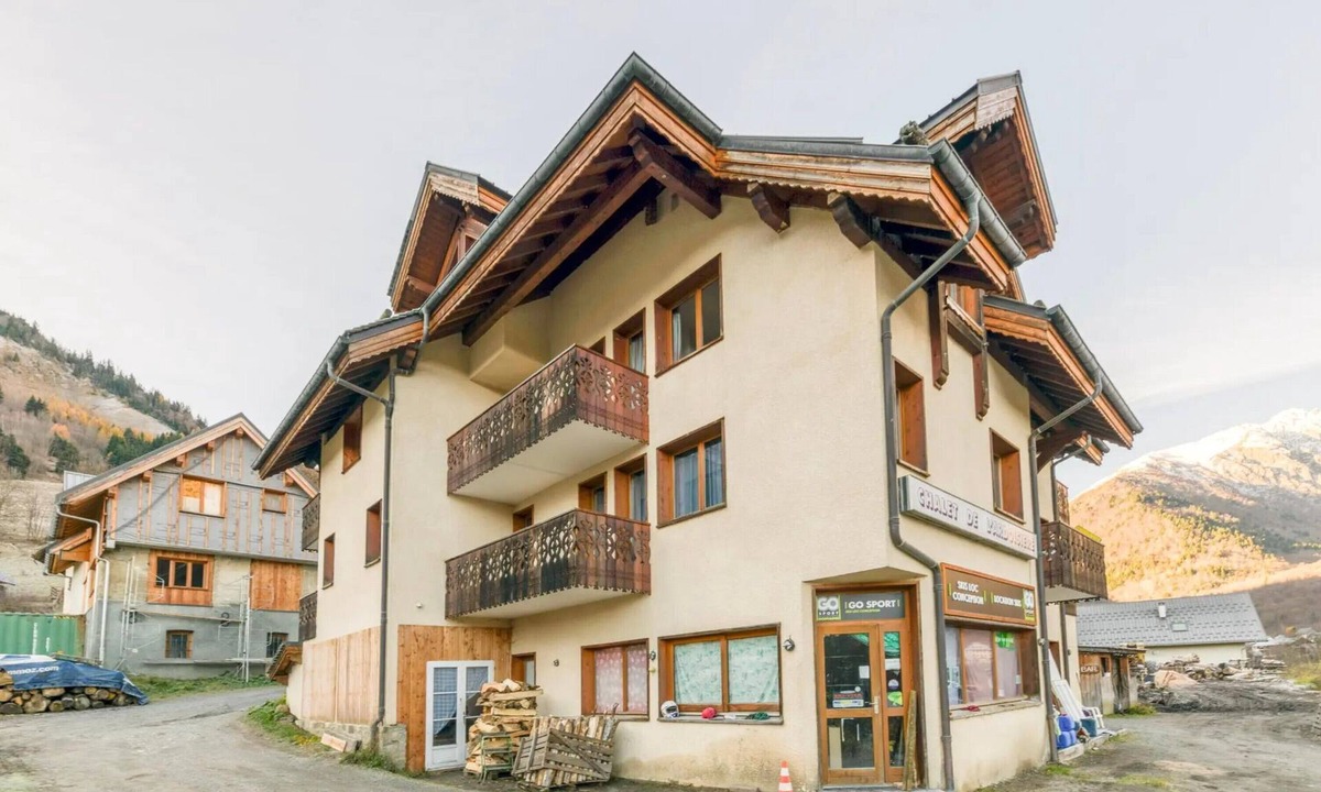Saint-Colomban-des-Villards Apartment | Apartment with Mountain View and Balcony