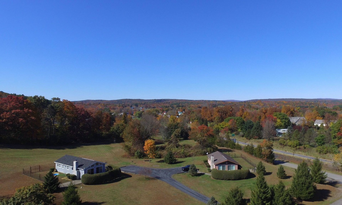 Saylorsburg Ski Chalet | APACHE - Dog Friendly FENCED YARD Chalet