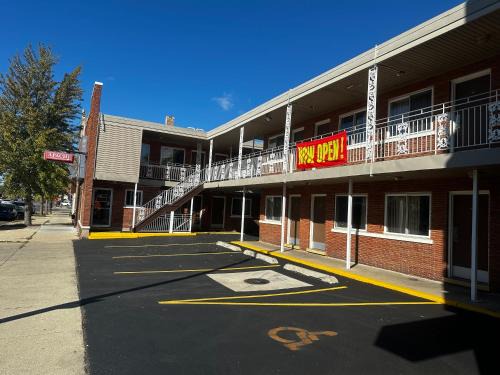 Budlong Woods Hotel | Apache Motel