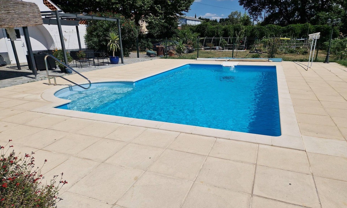 Saint-Hilaire-de-Brethmas Apartment | Apartment with swimming pool, wifi
