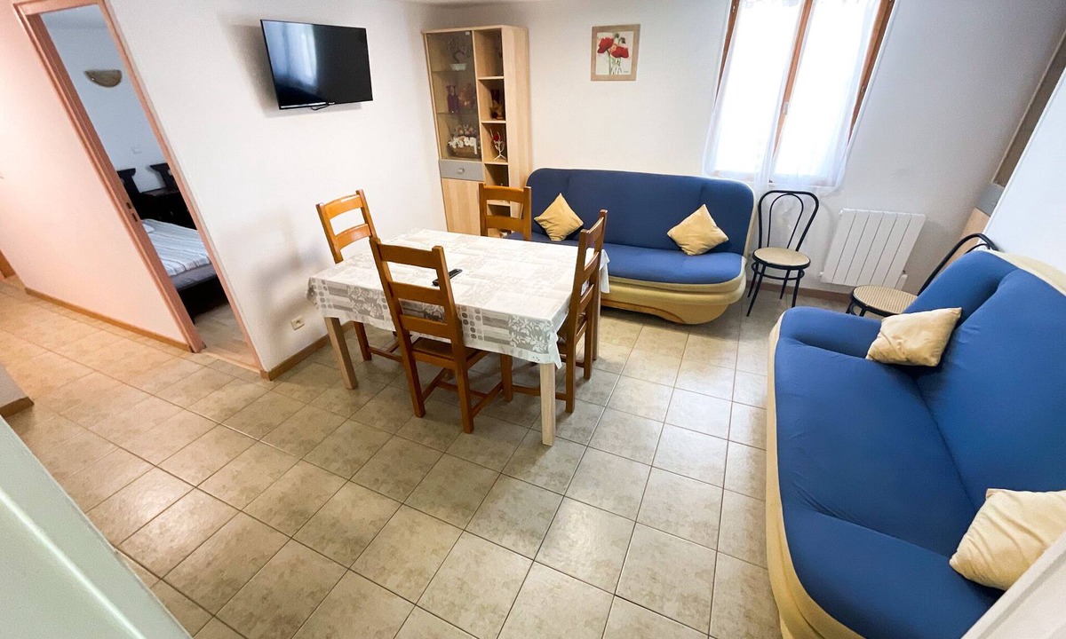 Saint-Martin-en-Campagne Apartment | Apartment-Ensuite with Shower-Courtyard view