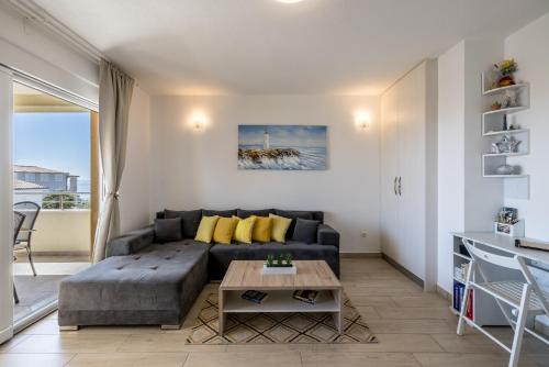 Okrug Gornji Apartment | Apart sa Terasom 250m od Plaže,Parking,Wi Fi,Roštilj