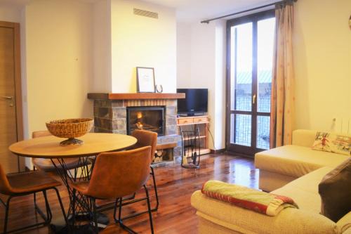 Esterri D'Aneu Apartment | Apartament acollidor amb una gran llar de foc by RURAL D'ÀNEU
