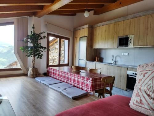 La Torre de Cabdella Ski Chalet | Apartamento con vistas en el corazón del Pirineo