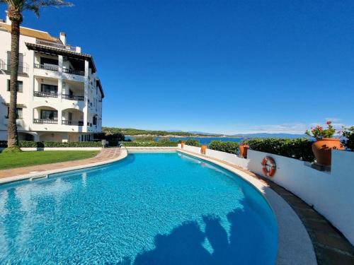 Pedrinya Apartment | Apartamento acogedor con terraza y piscina a 50m de la playa - HISP-236-123