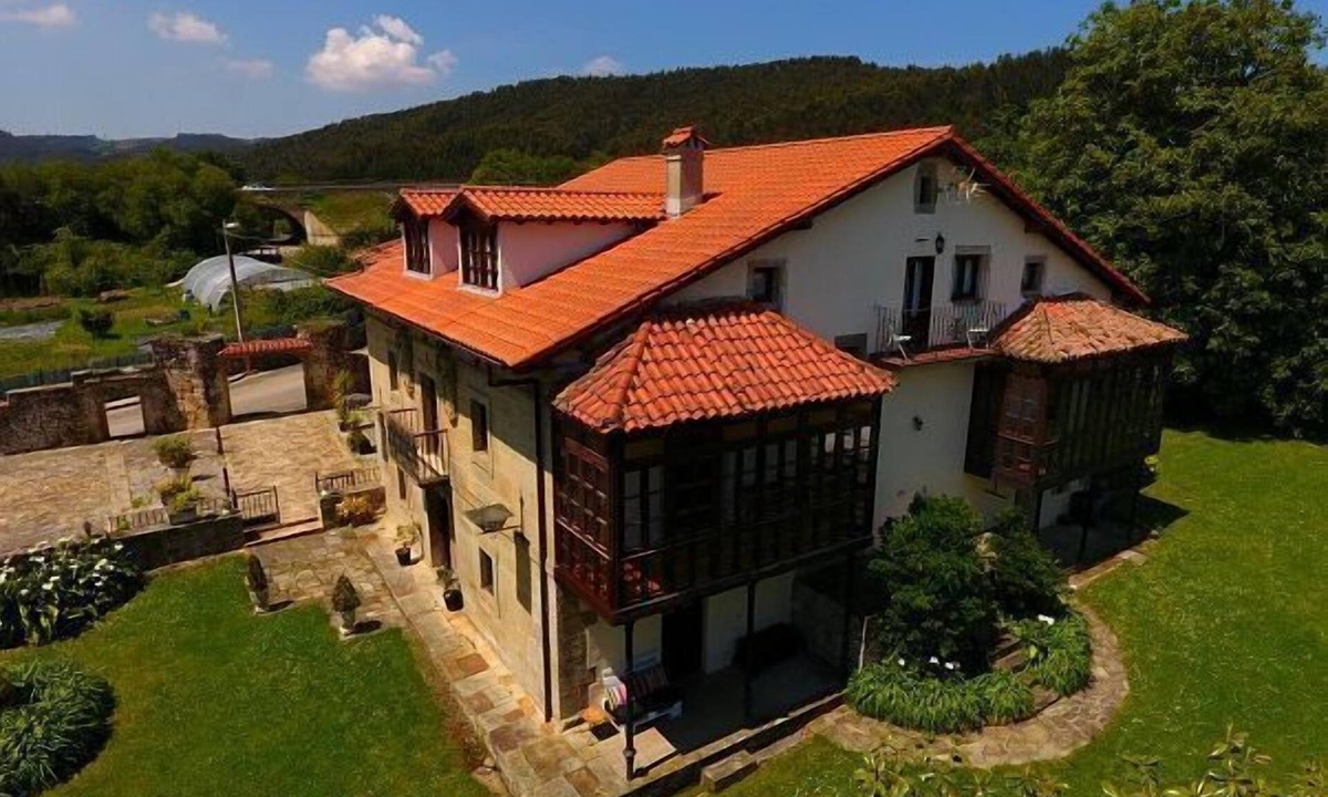 Barcena de Cicero Cottage | Apartamentos El Majuelo for 9 people
