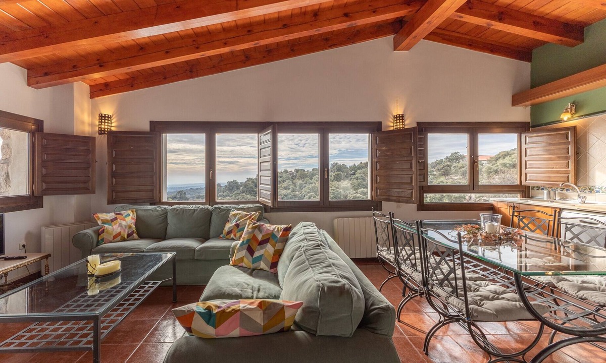 Fresnedillas de la Oliva House | Apartment 'Casa Alta' with Shared Pool, Private Terrace and Wi-Fi