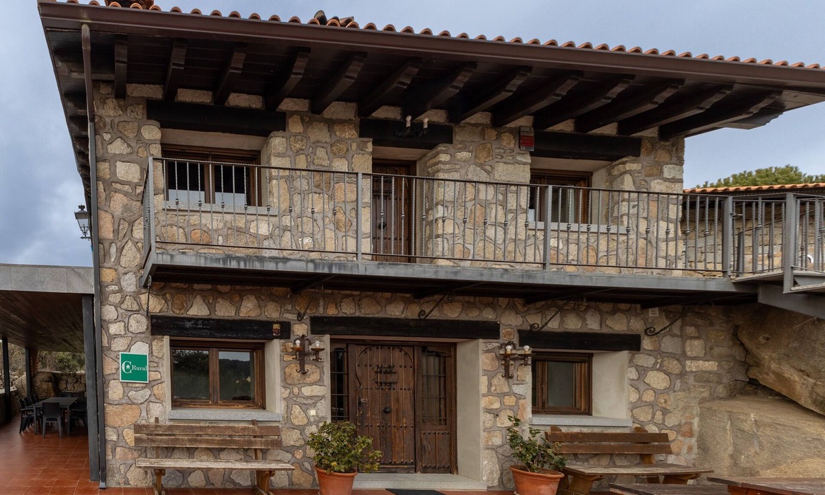 Fresnedillas de la Oliva Apartment | Apartment 'Casa Baja' with Shared Pool, Private Terrace and Wi-Fi