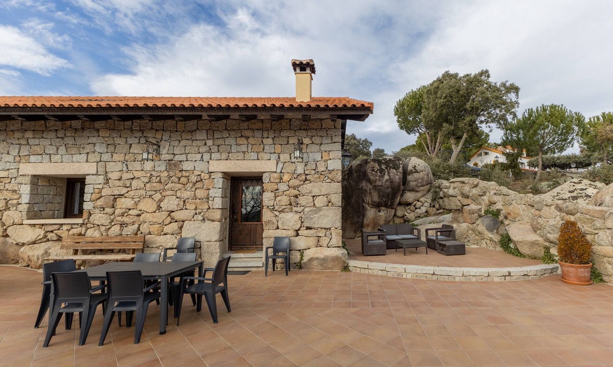 Fresnedillas de la Oliva Apartment | Apartment 'Casa De Piedra' with Shared Pool, Private Terrace and Wi-Fi