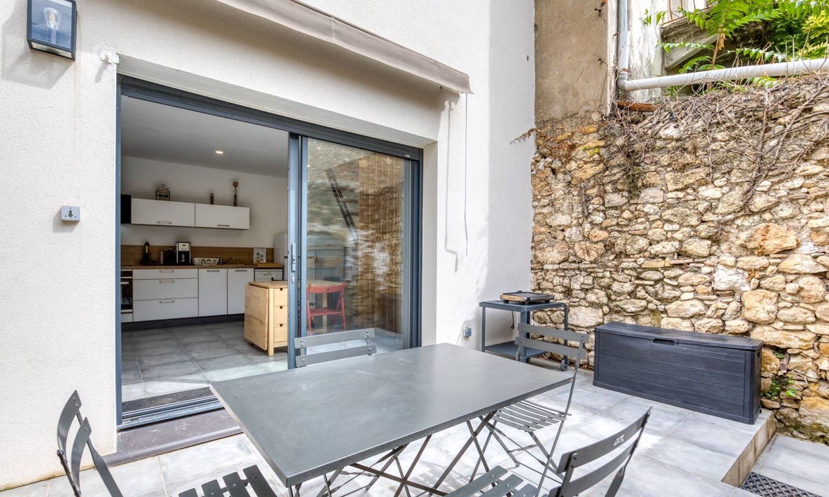 Saint-Genies-de-Fontedit Apartment | Apartment 'Le Poulailler D'alice' with Private Terrace, Wi-Fi and Air Conditioning