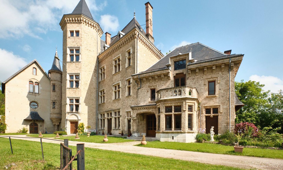 Saint-Geoire-en-Valdaine Apartment | Apartment 'Gîte Du Château St Geoire Véronique' with Shared Garden