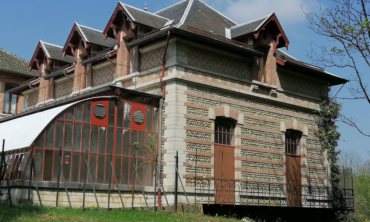 Saint-Geoire-en-Valdaine Apartment | Apartment in the park of Château de Saint-Geoire