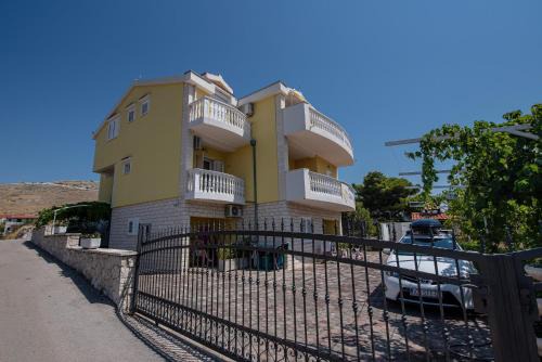 Grebastica Apartment | Apartmani "Mary"