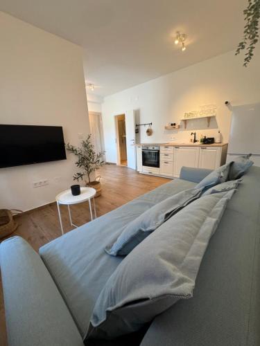 Kukljica Apartment | Apartmant SEASIDE - great location, 2 min from beach, sunny terrace