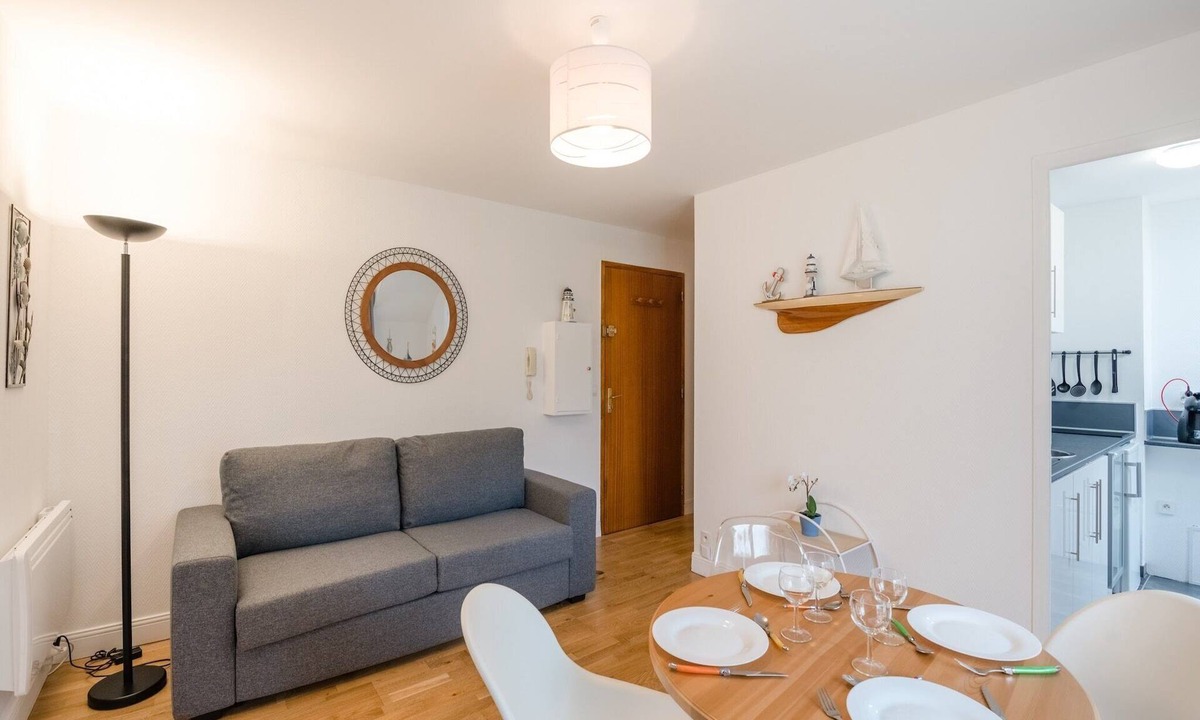 Port-en-Bessin-Huppain Apartment | Apartment in Port-en-Bessin near Seashore