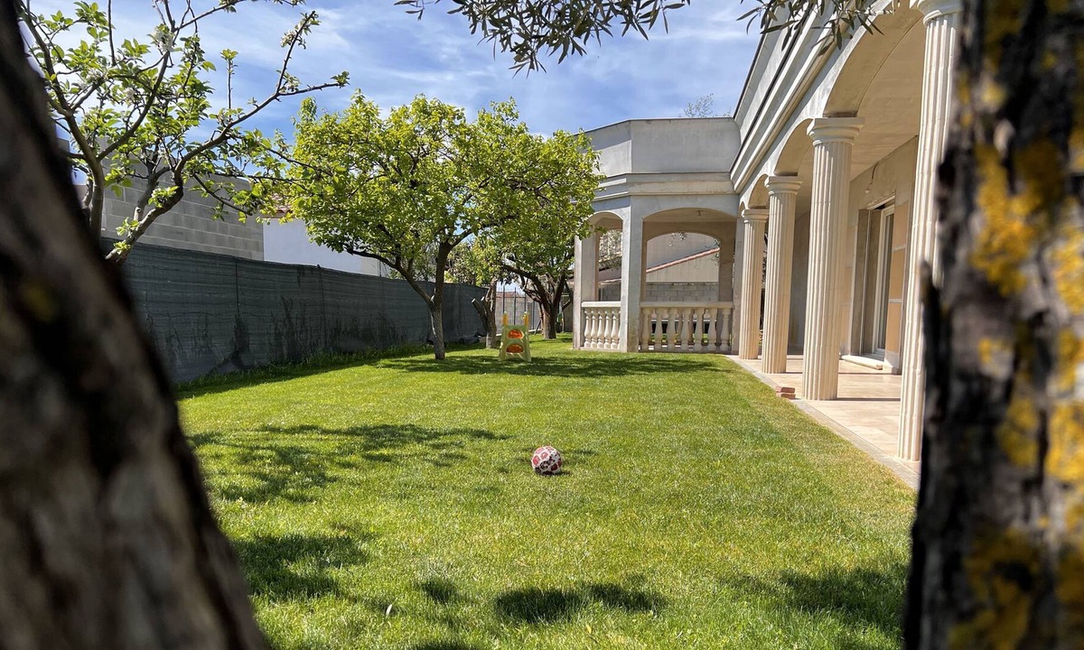 Saint-Laurent-d'Aigouze Apartment | Apartment with Garden near the sea